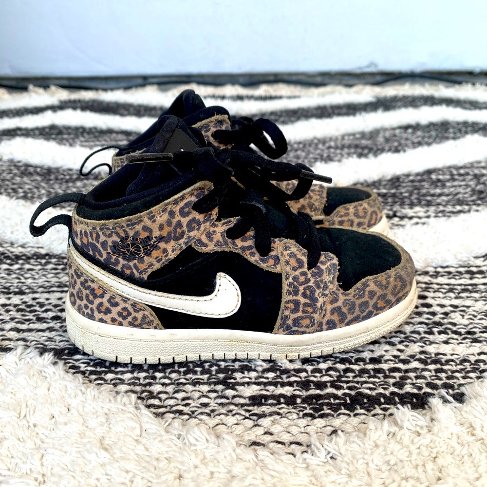 Jordan 1 Mid.